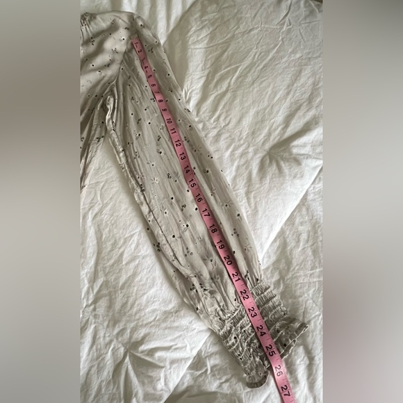 BELLA DAHL Shirred Ditsy Floral Print Smocked Neck & Sleeve Top Light Gray Large - Picture 10 of 12